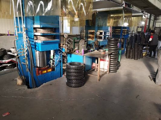 Bom preço Máquina de Prensa de Cura de Pneus Agrícolas de Borracha Sólida Aquecida a Vapor com 200 Toneladas de Pressão e Tempo de Vulcanização de 0-999s on-line