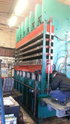 Bom preço Máquina de vulcanização de banda de rolamento controlada por PLC com força de tensão de 10,0MN e sistema hidráulico melhorado para recauchutamento on-line